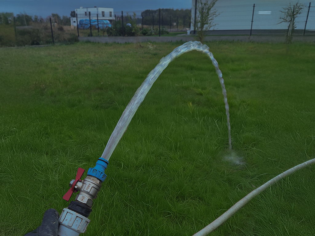 Maszyna drąży dziurę w ziemi